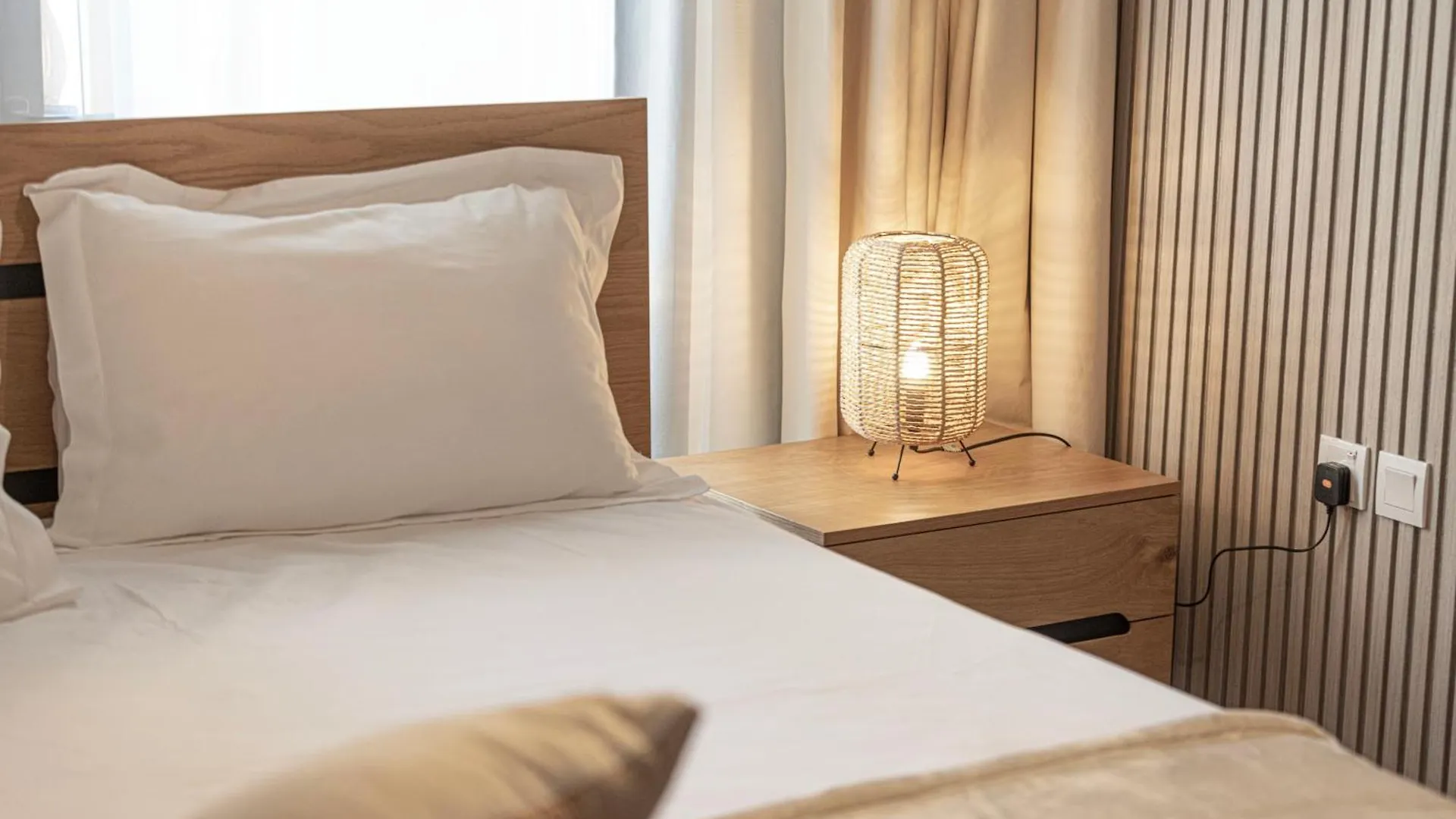 Appartamento 1Br Timber Retreat With Balcony Sharjah