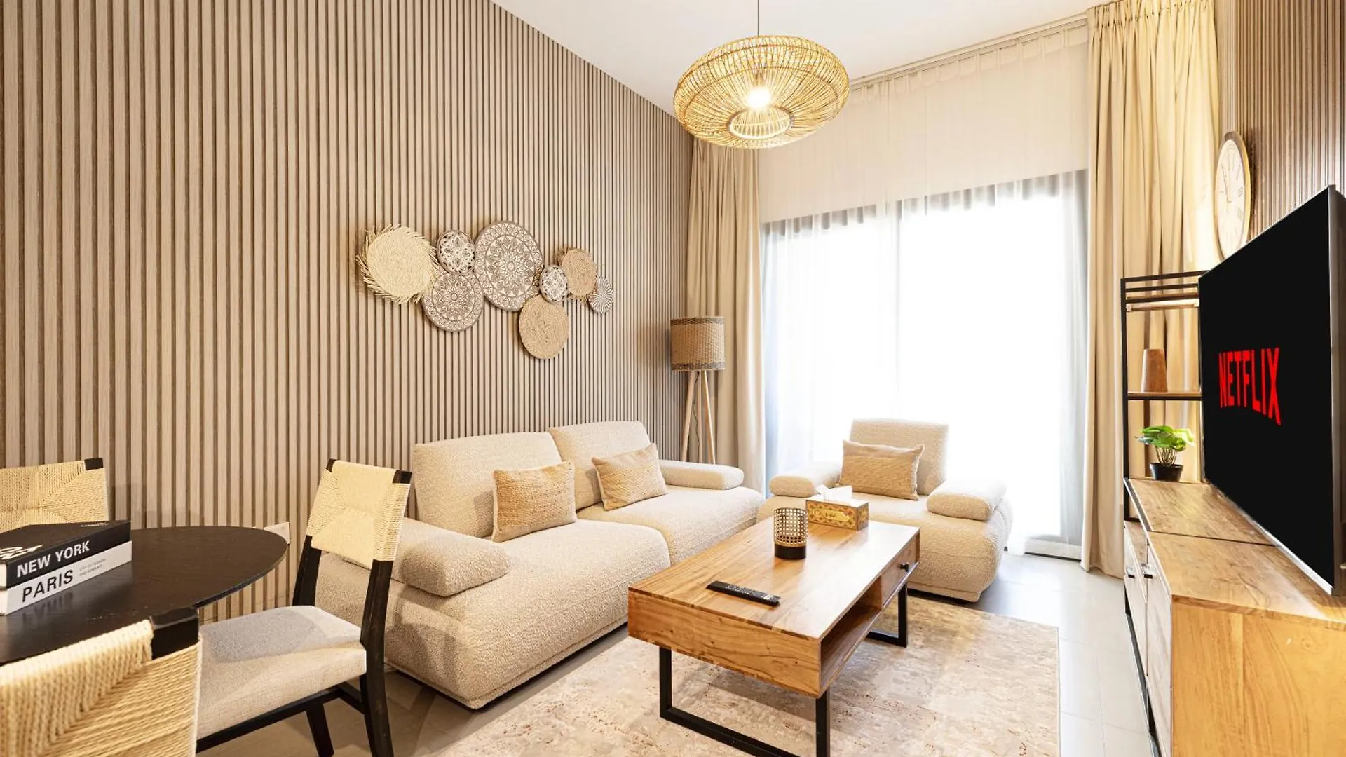 Appartamento 1Br Timber Retreat With Balcony Sharjah