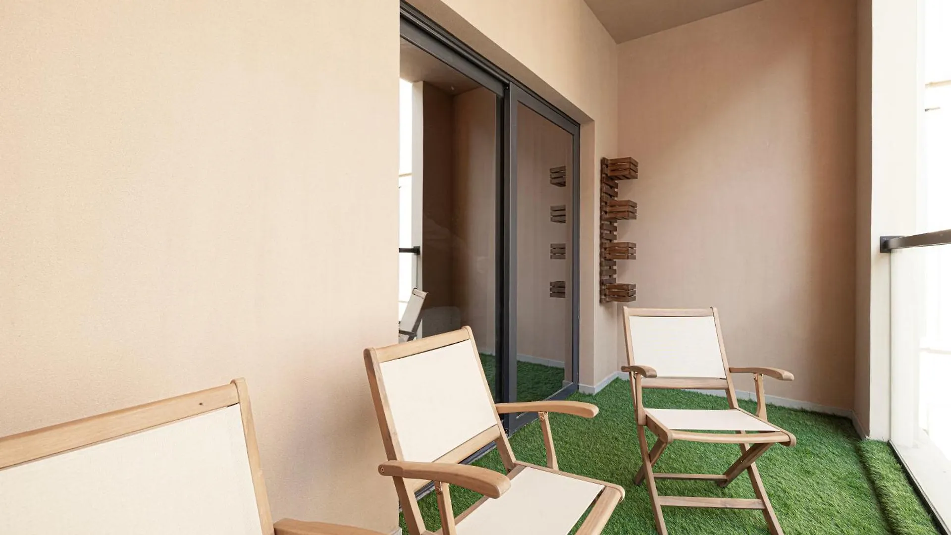 1Br Timber Retreat With Balcony Apartment Sharjah